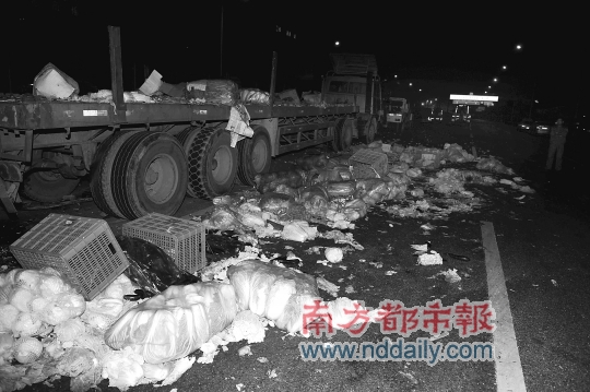 两车追尾 <em>姐夫妹夫</em>均亡 运菜小货车追尾停在小