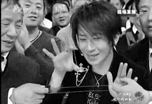 75岁的孟文德玩魔术有绝活 能把十个无口钢环