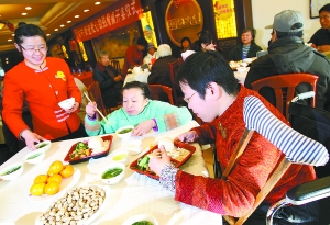 首个残疾人社区小饭桌开餐