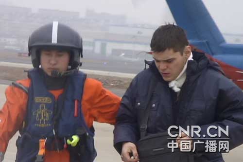 北海飞行救助队在大连海域救助一名乌克兰船员