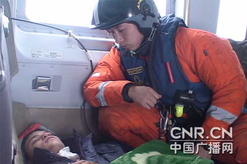 北海飞行救助队在大连海域救助一名乌克兰船员