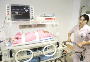 最显眼的是透明的新生儿转运箱,长约80没有这辆"新生儿急救车"