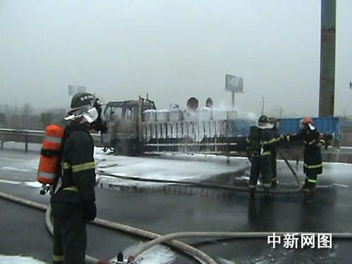 沪宁高速载二硫化碳货车起火爆炸(图)
