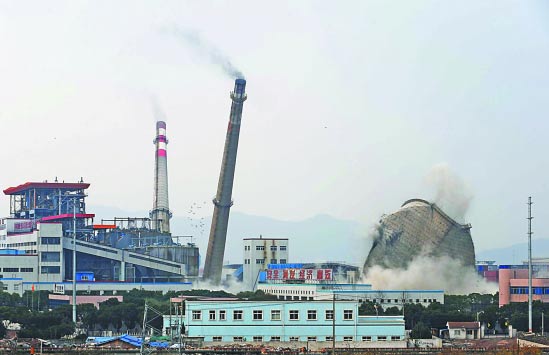 宁波最大热电厂两座百米高烟囱爆破拆除(图)