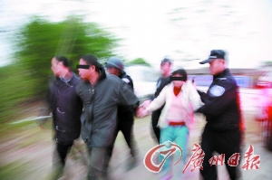 广东湛江警方突袭涉枪涉恶村抓获25人(图)