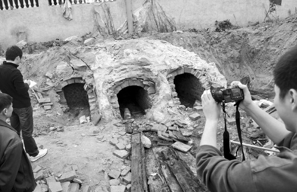 翔安新店 菜地下挖出一座明代古墓 出土罕见冥