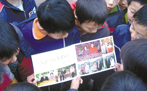 重庆小学生收到前总理李鹏夫妇贺卡(图)