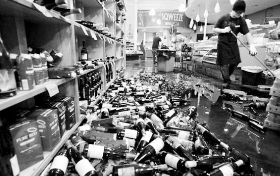 加州6.5级地震晃30秒满街电线杆跳摇摆舞