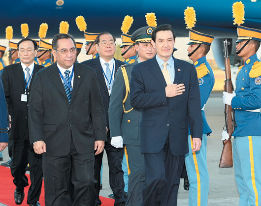 马英九抵洪都拉斯 贺新总统就职