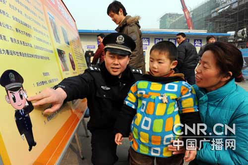 徐州铁警:加强防范宣传 让安全与旅客同行