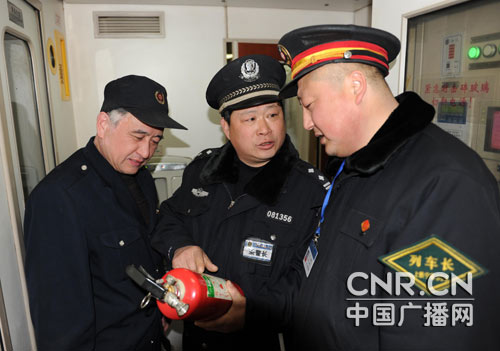 徐州铁路乘警支队加强列车消防监督检查全力保