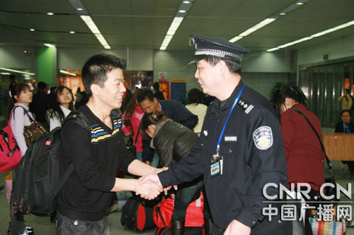 深圳铁警找回五万结婚礼金 警方提示少带现金