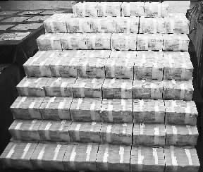 文强被控受贿千万 强奸女大学生