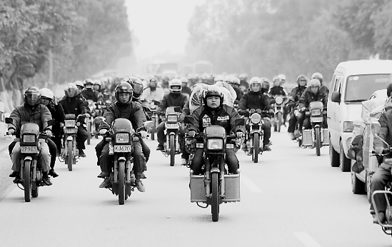 广东10万农民工骑摩托车返乡