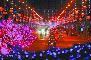 国内新闻 正文 除夕夜,平谷城区到处红灯高挂"桃花"闪烁,彩灯