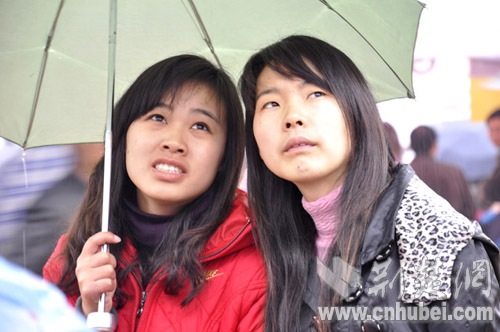 <em>荆门市</em>2010年春风行动大型招聘会 万人雨中