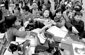 她的243双女鞋义卖出去了还有857双旧鞋捐赠过来