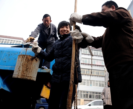 大学生掏粪工上岗