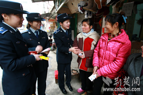 武汉市硚口区<em>女城管</em>队员节日慰问擦鞋市场摊主