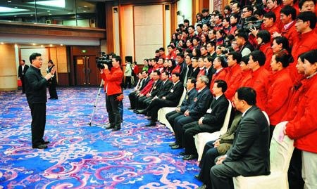 广东省委书记与记者开玩笑:说话是个负担