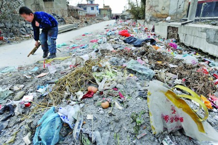 "这 些司机简直把道路当垃圾场了"