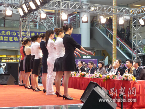 南航\亚运空姐\今起在武汉海选(组图)