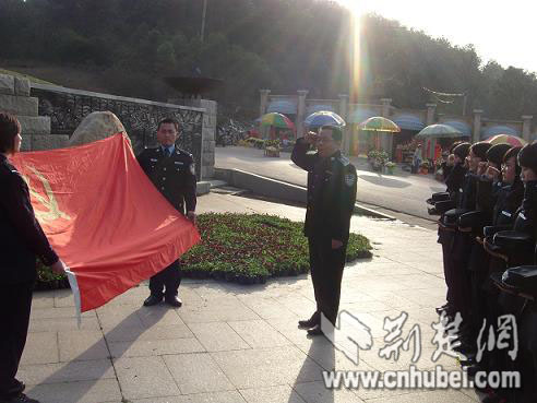 湖北警官学院组织学生凭吊公安英烈(图)