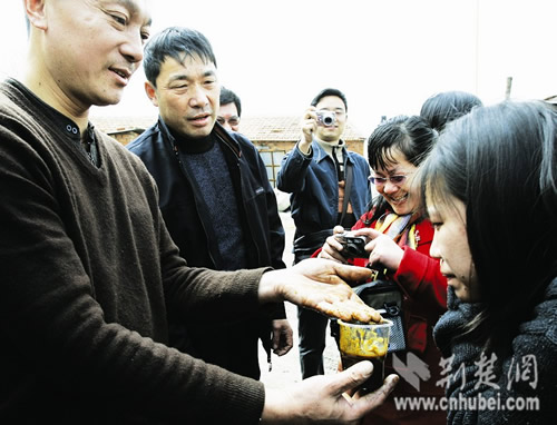 武汉官方称地沟油未流入餐桌代表委员当面质疑