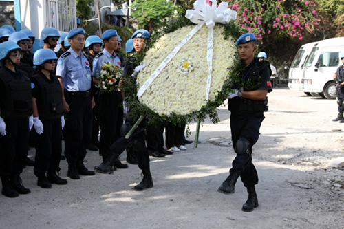 中国维和警察防暴队在海地震后废墟祭奠英烈