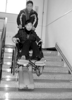 腿脚不利落 爬楼机帮忙