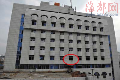 泉州:装修扰民 “鲤城大酒店”高空抛垃圾