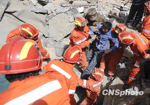 玉树地震救援队伍抢救出多名生还者