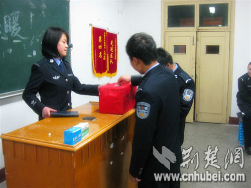 湖北警官学院学生再次向云贵旱灾区捐款(图)