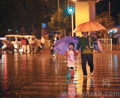 昆明下雨了 城区降雨量6.7毫米 将继续人工增雨