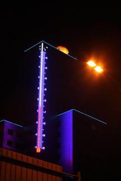 最近气候异常变化大 巨型温度计也晕了