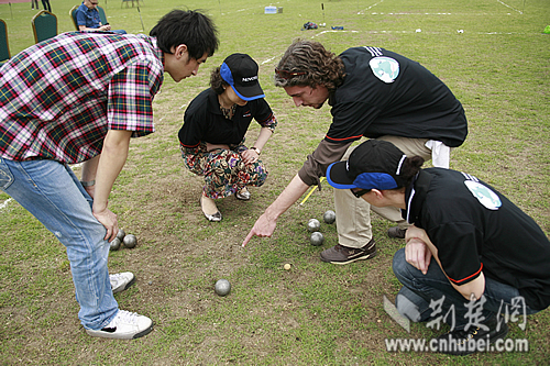 武汉市民感受优雅“法式长滚球”