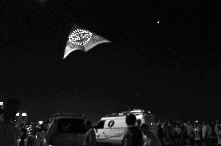 一群福州老人玩风筝 自制LED风筝系世界首创