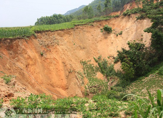 广西来宾地面因暴雨严重塌陷 危及吉利水库大坝