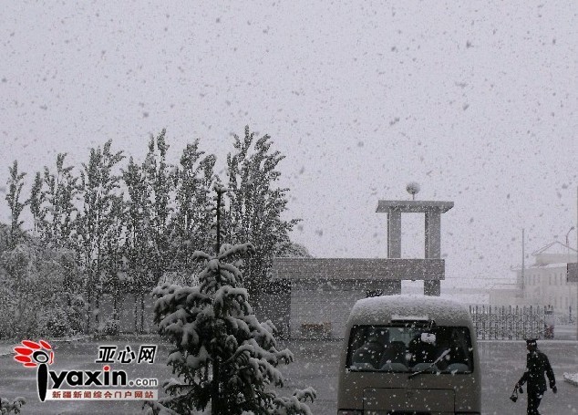 新疆塔什库尔干县遭遇暴雪袭击 引发洪灾