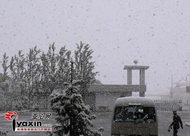 新疆塔什库尔干县遭遇暴雪袭击 引发洪灾