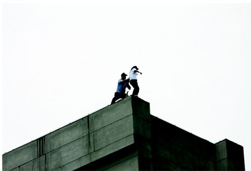 24层楼顶救下14岁轻生少女