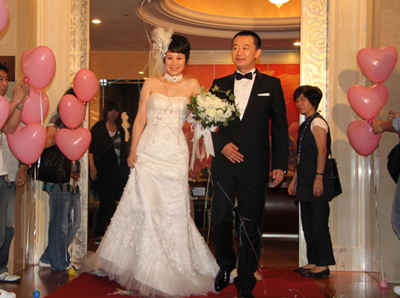 即将在台湾播出,昨天在剧中扮演男,女主角的大陆演员黄海波和海清来台