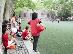 世界杯推动足球热 纽约华埠赛球华人阖家观战