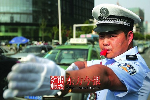 破解郑州交通拥堵系列报道 解堵仅靠交警是不