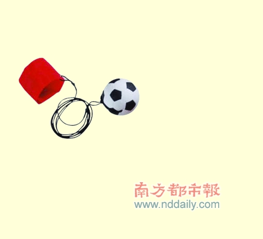 手指足球 世界杯接近尾声,整日受困办公室的上班族却誓将运动进行到底。一张小小的办公桌,不仅可以足球、篮球、台球齐上阵,而且还可以两人竞技,三人斗狠。 从事广告创意工作的小许就是一位手指运动发烧友,办公室里收藏了近十种手指玩具,工作间隙或者思维陷入停顿的时候就拿出来玩一玩。