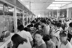 沪宁城际一票难求 南京火车站增设高铁售票窗