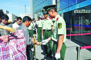 暑运武警执勤保平安