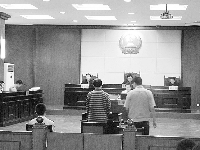 庭审现场被告人(中)被押进法庭受审本报讯 7月8日,武威市原卫生局局长