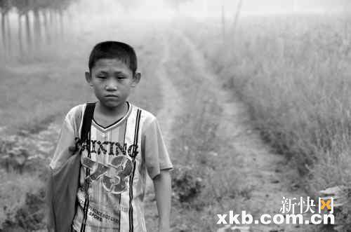 留守儿童入粤寻亲 最希望又爱又恨的爸爸回家