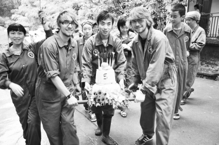 海归泰山满5岁 外国大熊猫迷赶来祝寿